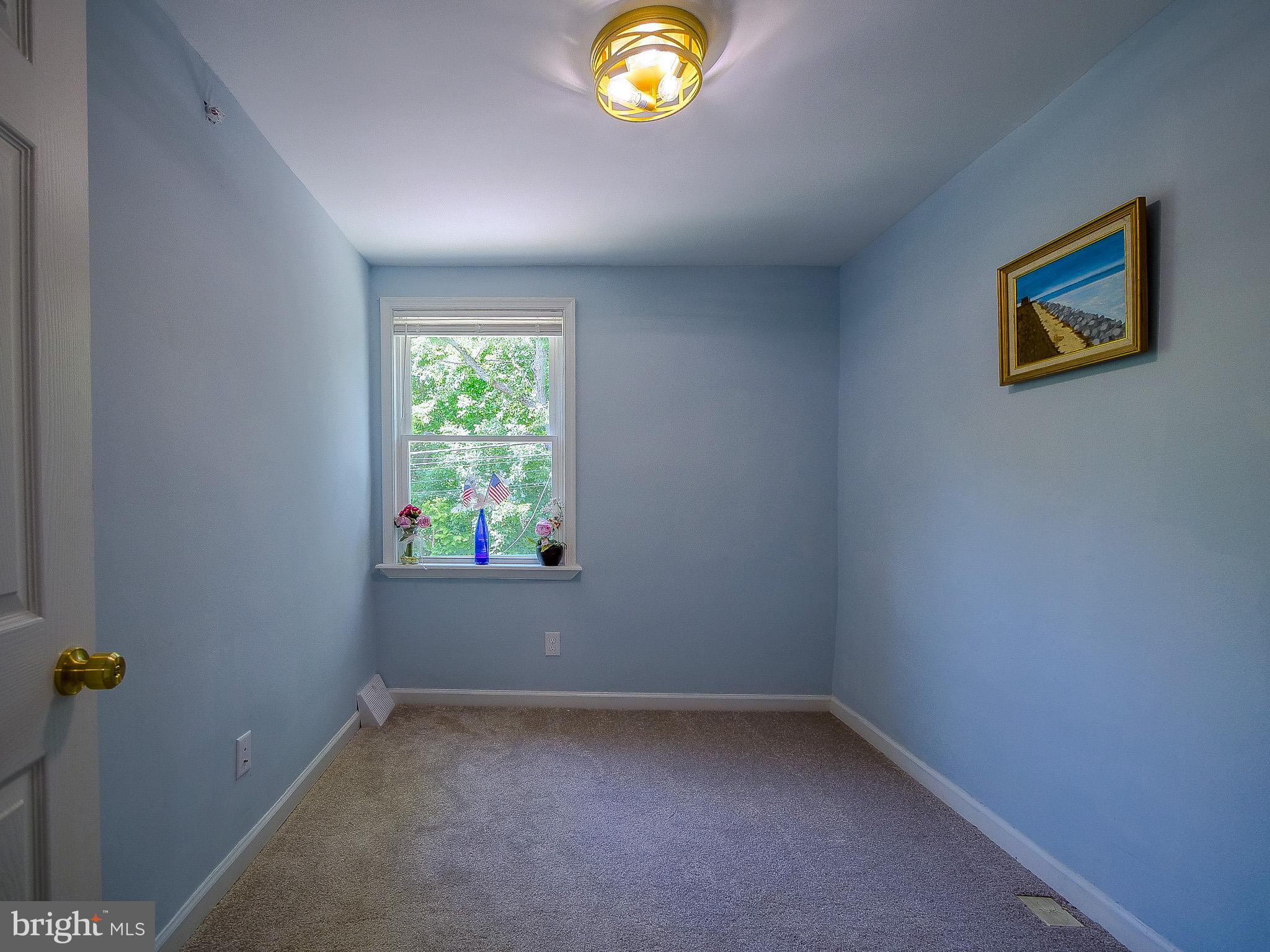 179 Madison Drive Newark, DE 19711 - Photo 29 of 43 an empty room with windows and mirror