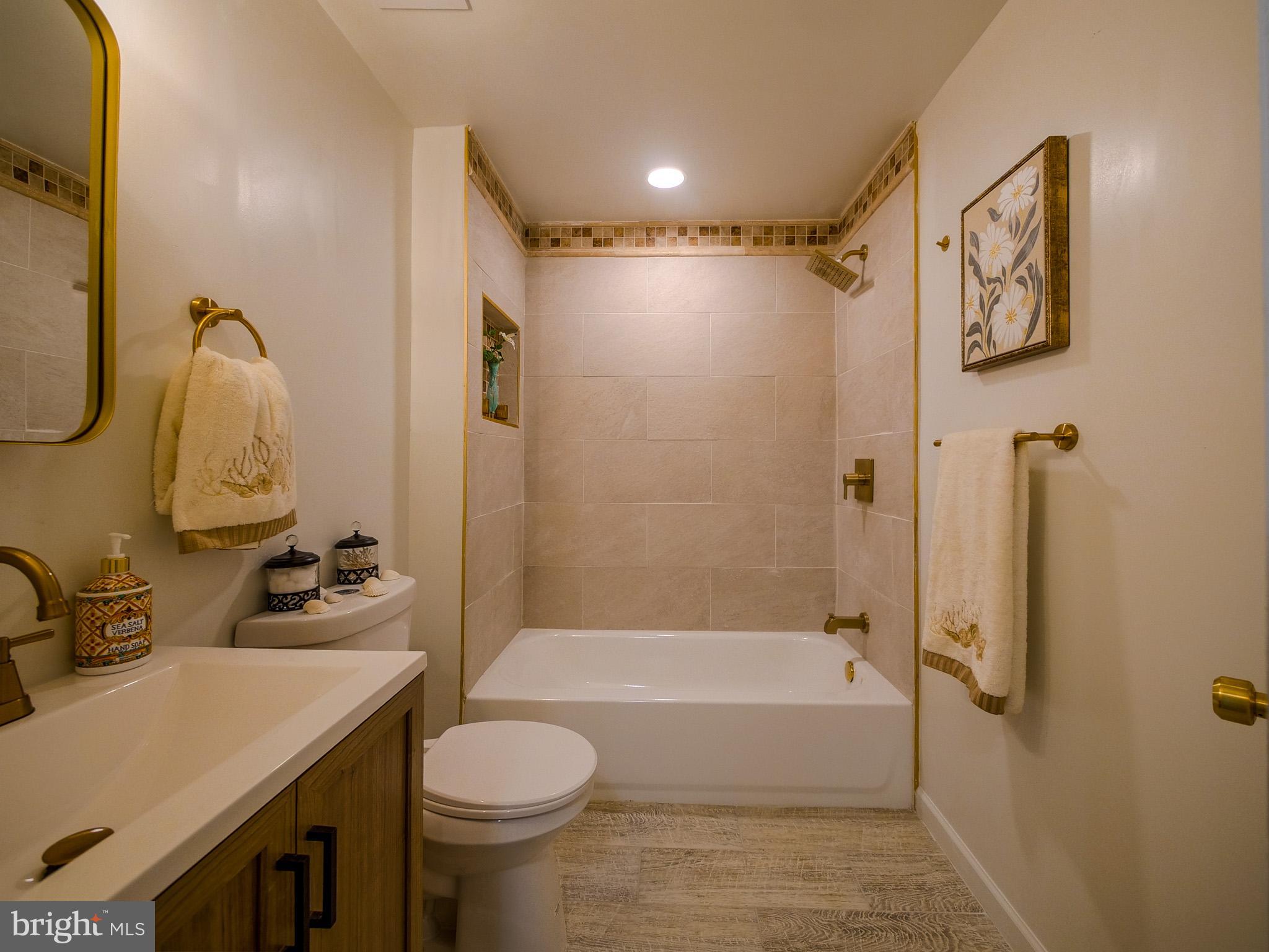 179 Madison Drive Newark, DE 19711 - Photo 32 of 43 a bathroom with a sink toilet and shower