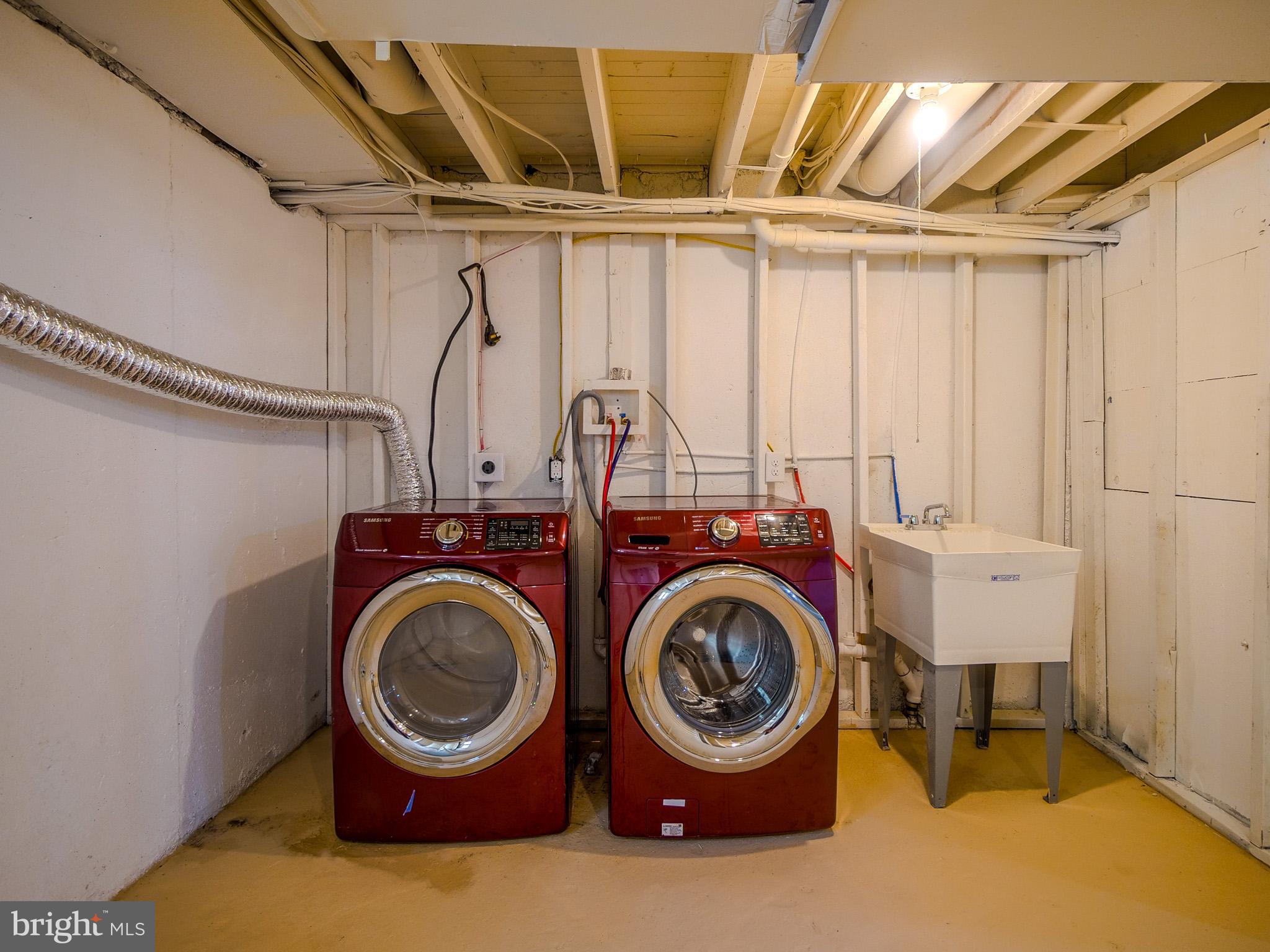 179 Madison Drive Newark, DE 19711 - Photo 40 of 43 a utility room with dryer and washer