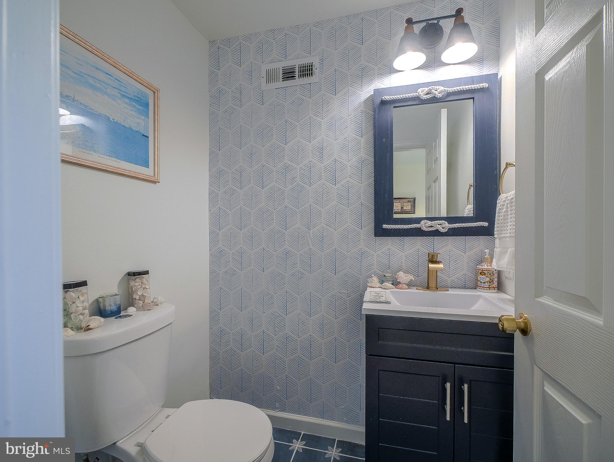 179 Madison Drive Newark, DE 19711 - Photo 10 of 43 a bathroom with a toilet sink and mirror