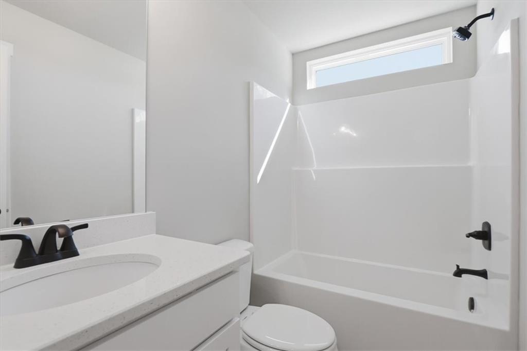 184 Rachel Lane Hartwell, GA 30643 - Photo 20 of 58 a bathroom with a sink a toilet and a bathtub