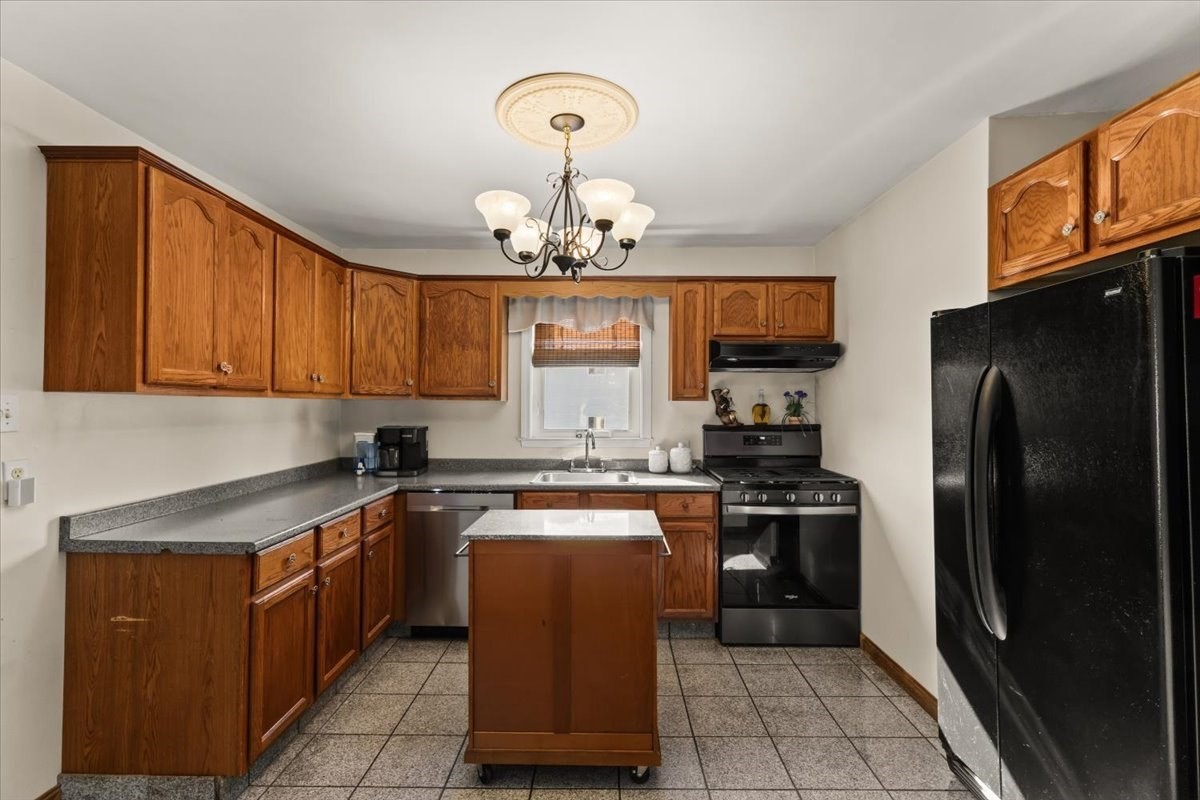 47 Bush Street Fall River, MA 02724 - Photo 3 of 45 Gallery Image 3