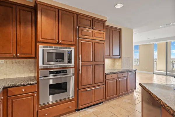 $6,000 | 2211 East Camelback Road, Unit 604, Phoenix, AZ 85016