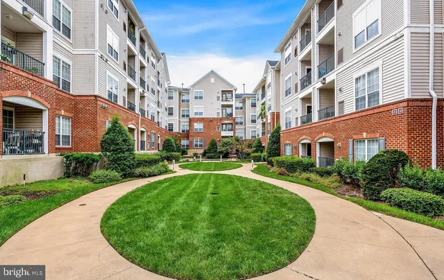 $360,000 | 4850 Eisenhower Avenue, Unit 119, Alexandria, VA 22304