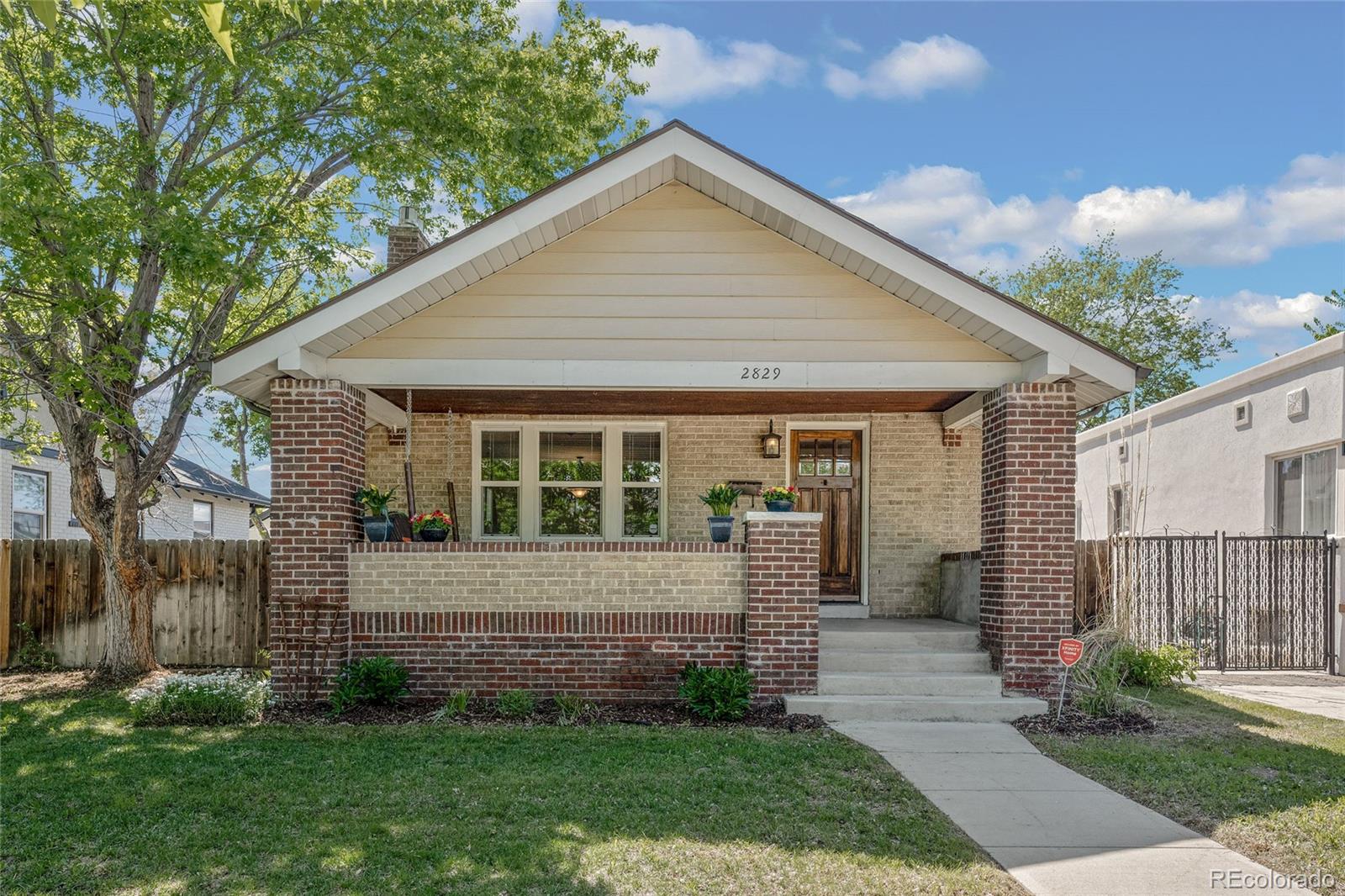 a view of front of a house with a yard