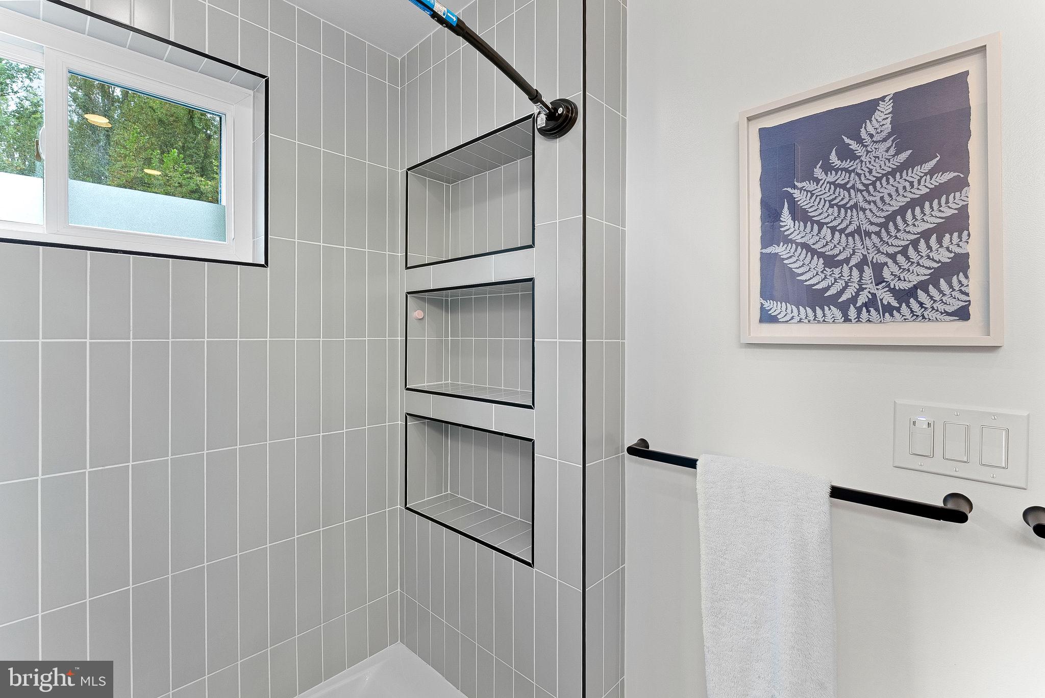 10903 Troy Road Rockville, MD 20852 - Photo 15 of 53 Clever bath/shower niches