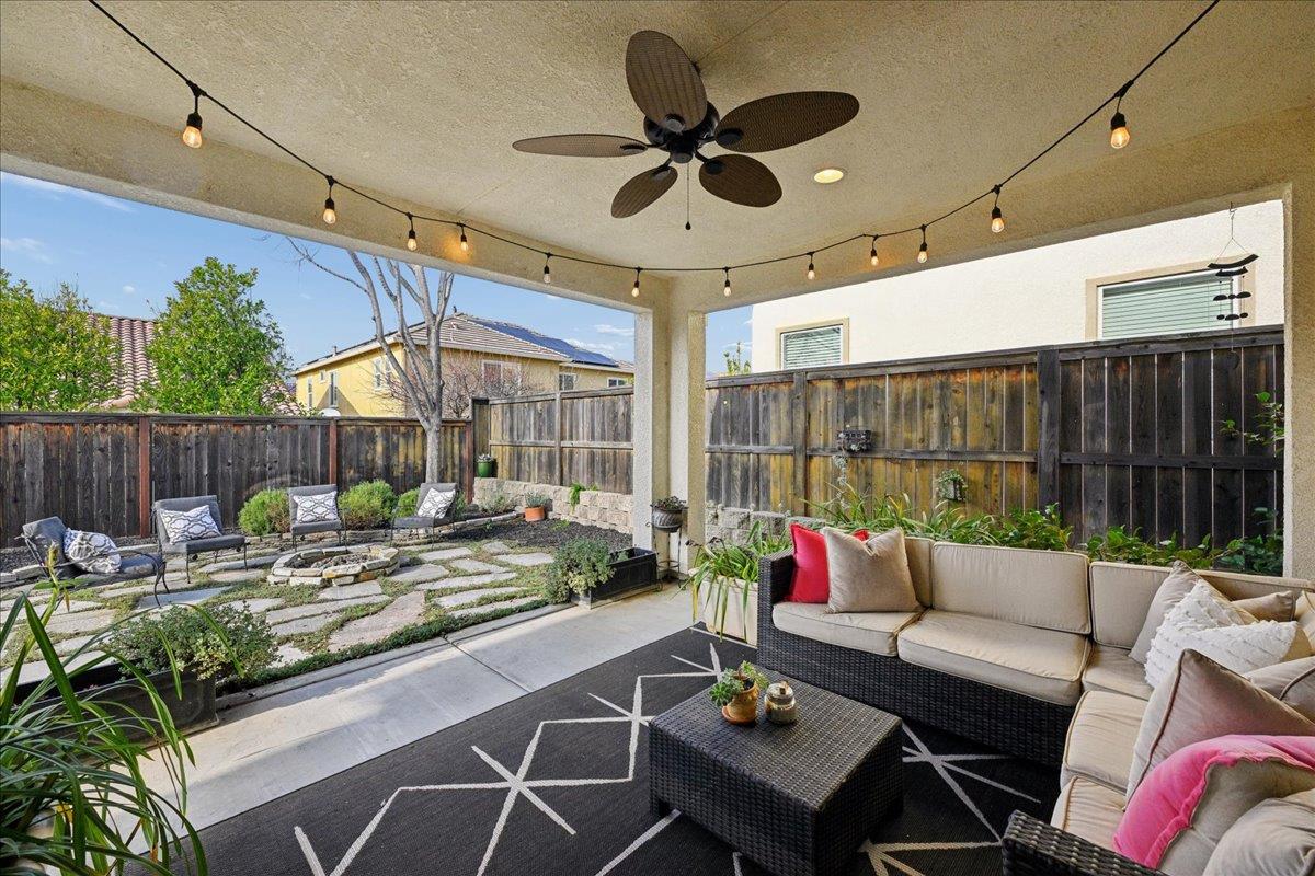 706 Wagon Trail Way Rocklin, CA 95765 - Photo 47 of 61 a living room with furniture