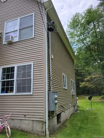 a view of a house with backyard