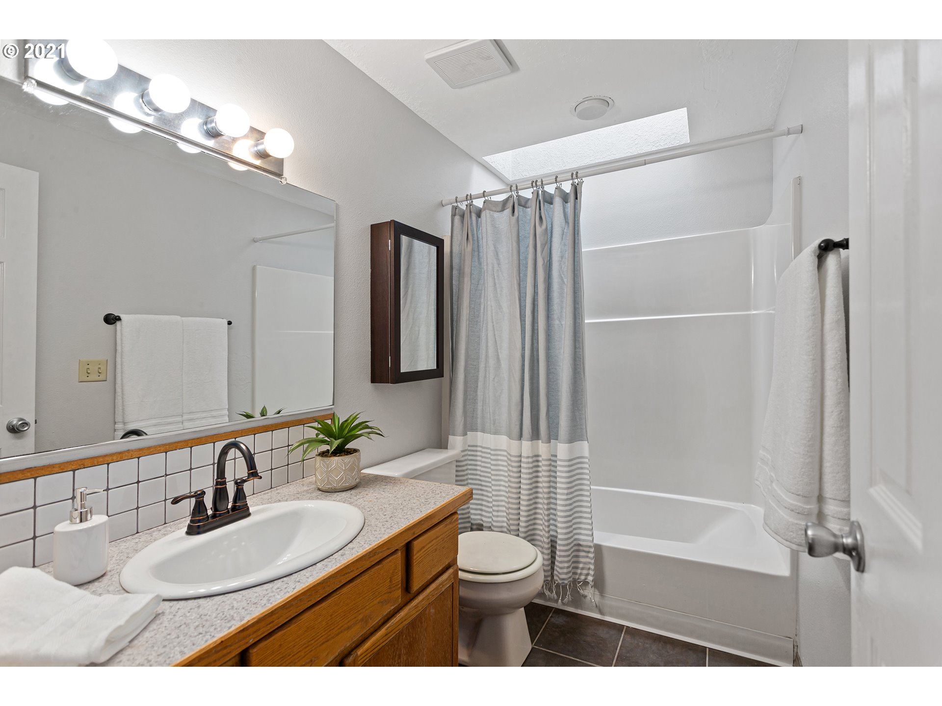 9223 Southwest Davies Road Beaverton, OR 97008 - Photo 8 of 21 Gallery Image 8