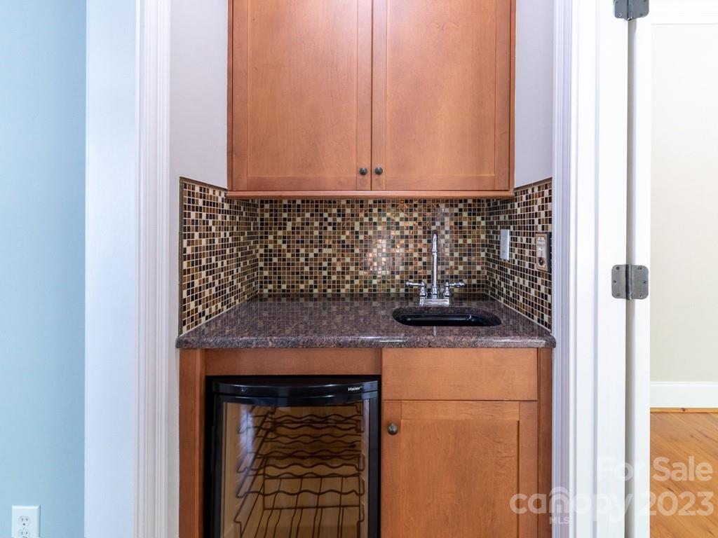14707 June Washam Road Davidson, NC 28036 - Photo 23 of 48 a close view of a stove top oven sitting inside of a kitchen