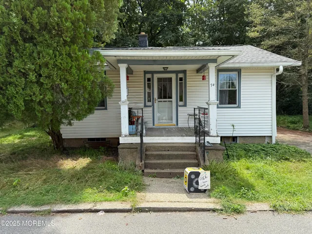 a view of a house with backyard