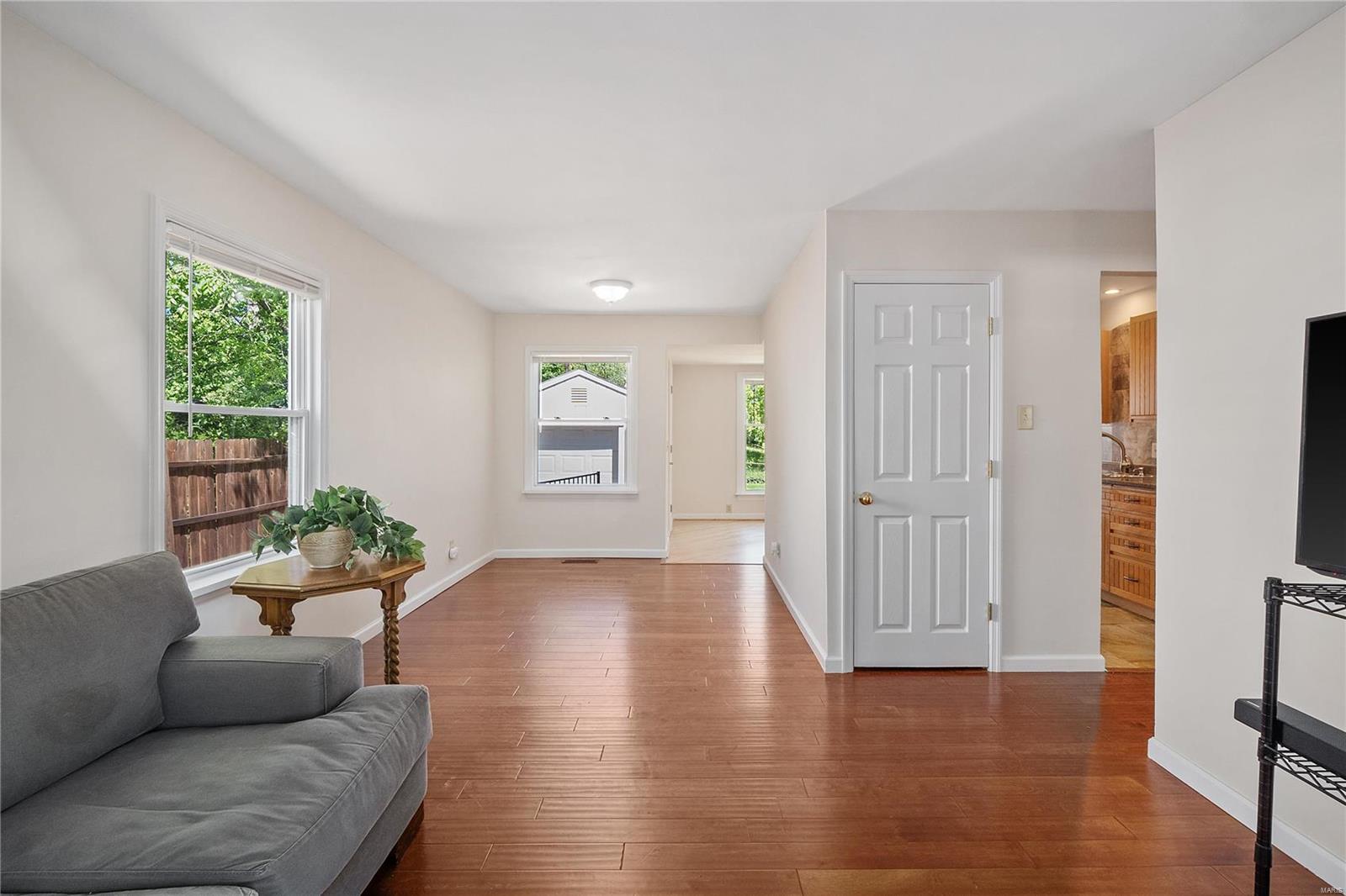 391 Cameron Road St. Louis, MO 63137 - Photo 3 of 23