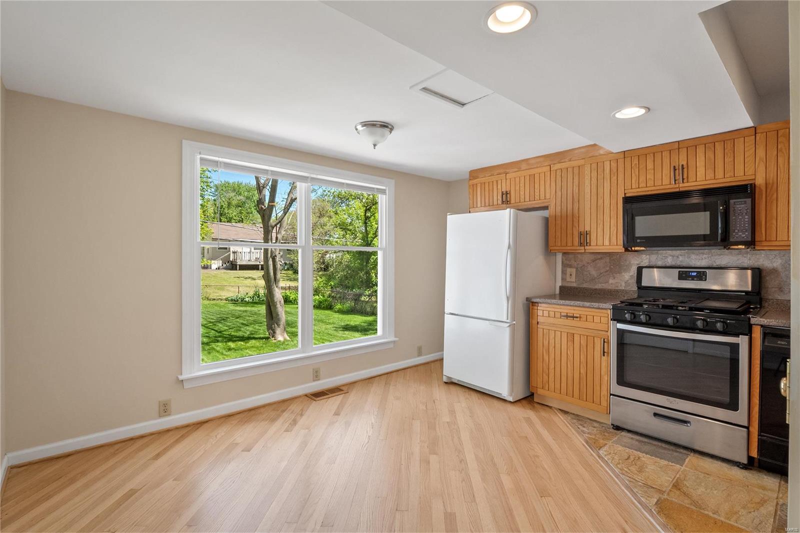 391 Cameron Road St. Louis, MO 63137 - Photo 5 of 23