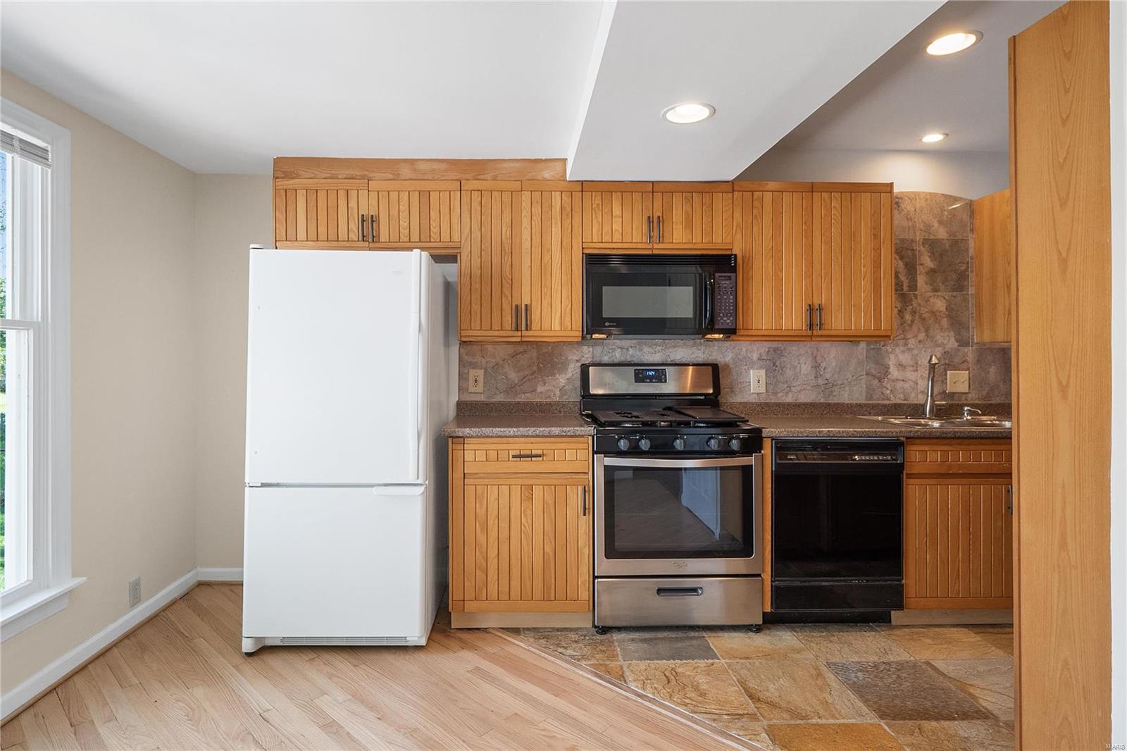 391 Cameron Road St. Louis, MO 63137 - Photo 6 of 23