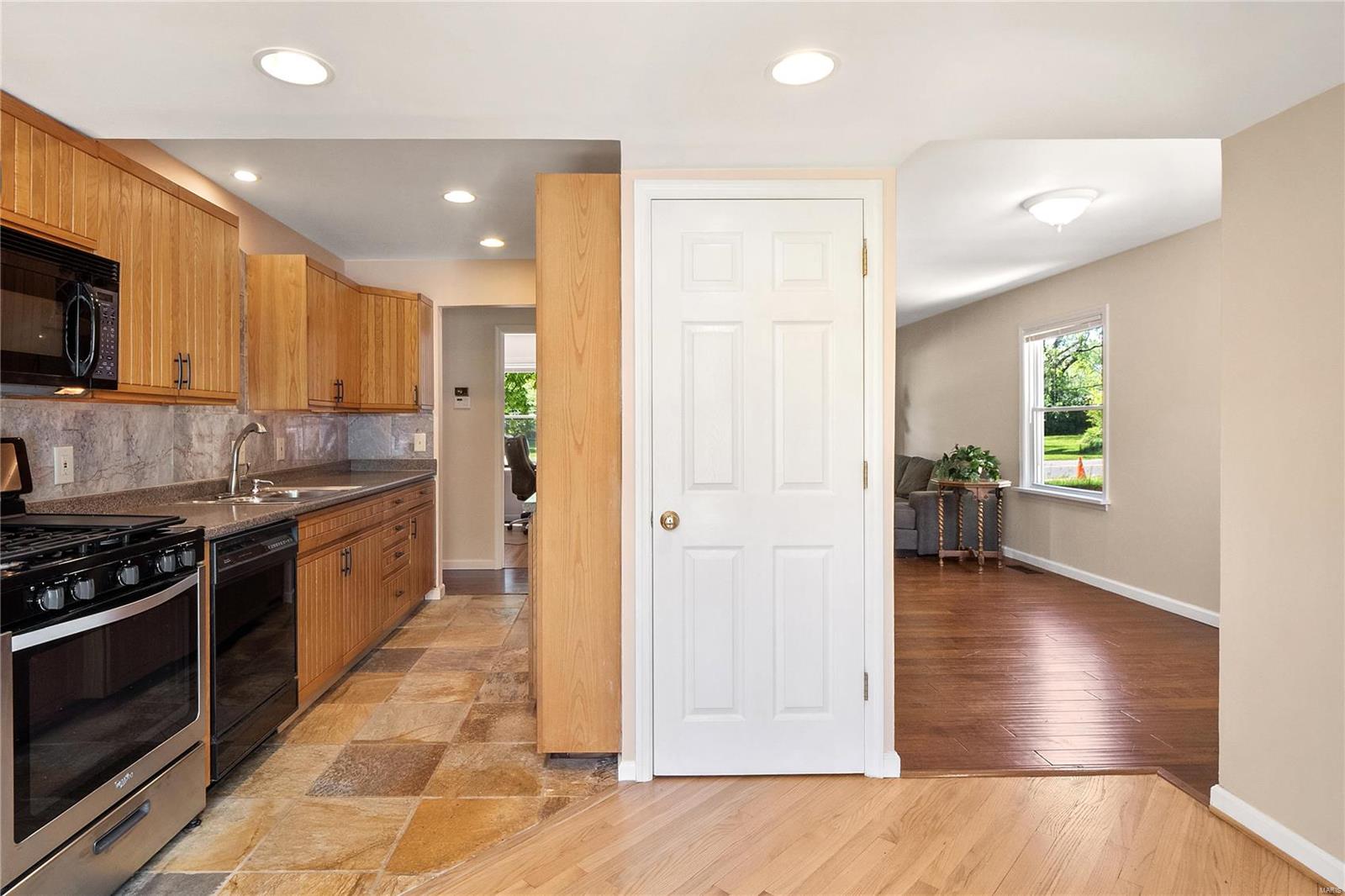 391 Cameron Road St. Louis, MO 63137 - Photo 7 of 23