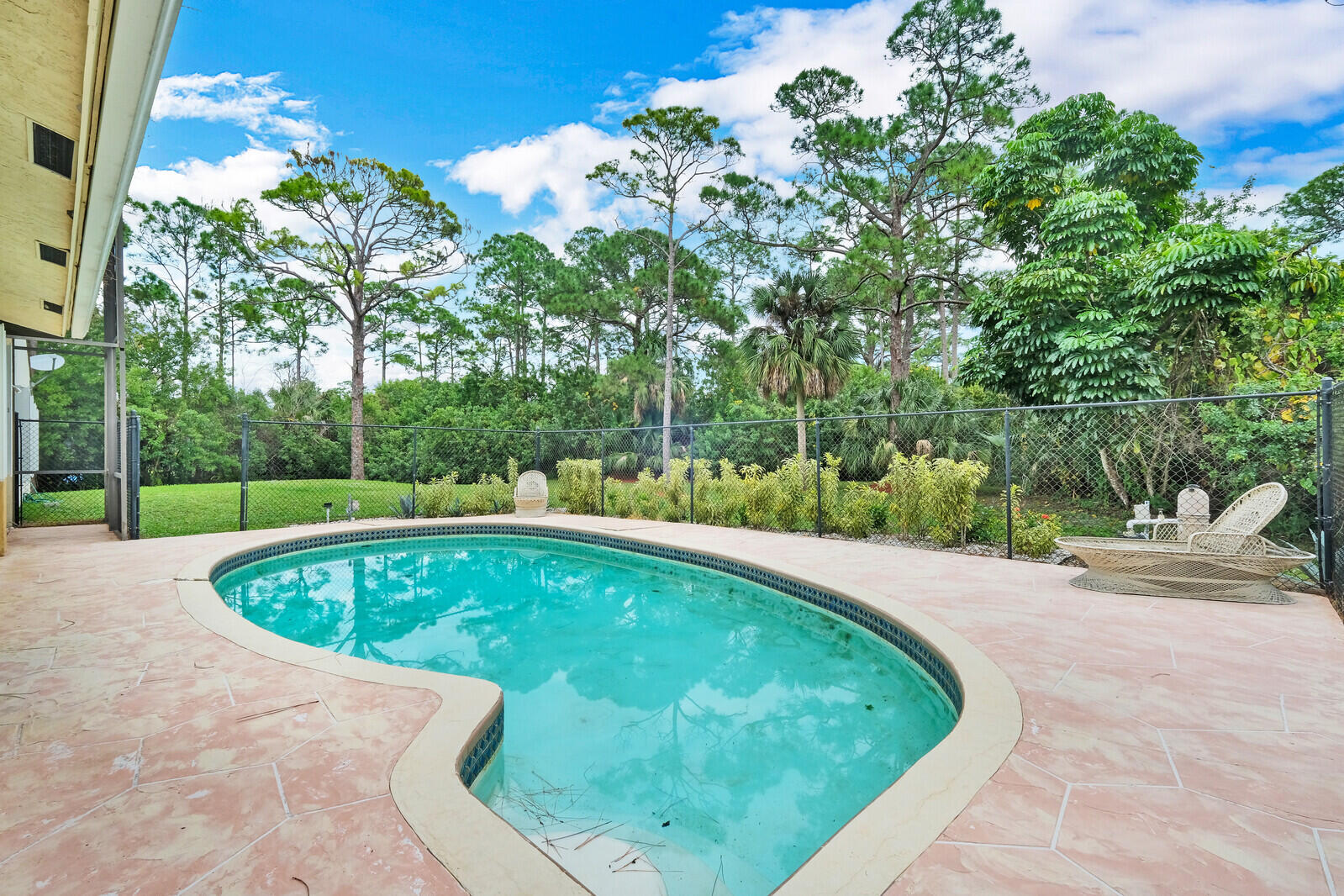 17520 Bridle Court Jupiter, FL 33478 - Photo 33 of 35 a view of a swimming pool with a yard