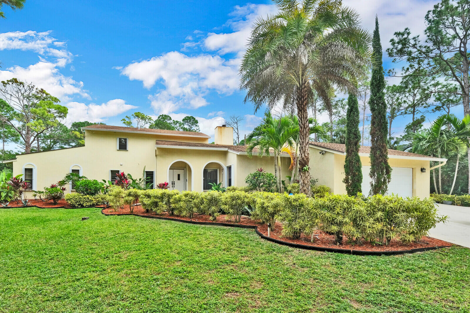 17520 Bridle Court Jupiter, FL 33478 - Photo 6 of 35 a front view of a house with garden