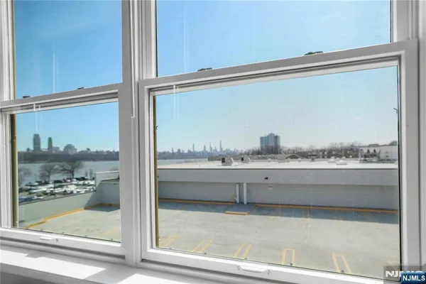 $2,700 | 905 River Road, Unit 208, Edgewater, NJ 07020