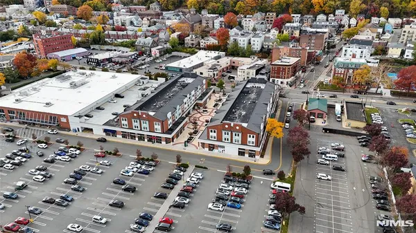 $2,700 | 905 River Road, Unit 208, Edgewater, NJ 07020