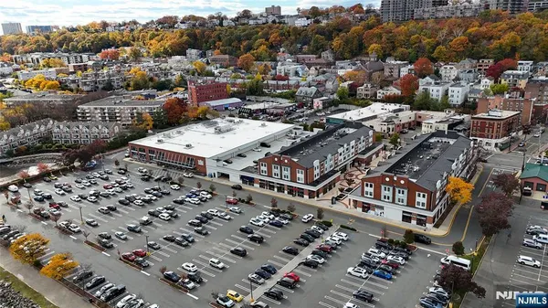 $2,700 | 905 River Road, Unit 208, Edgewater, NJ 07020