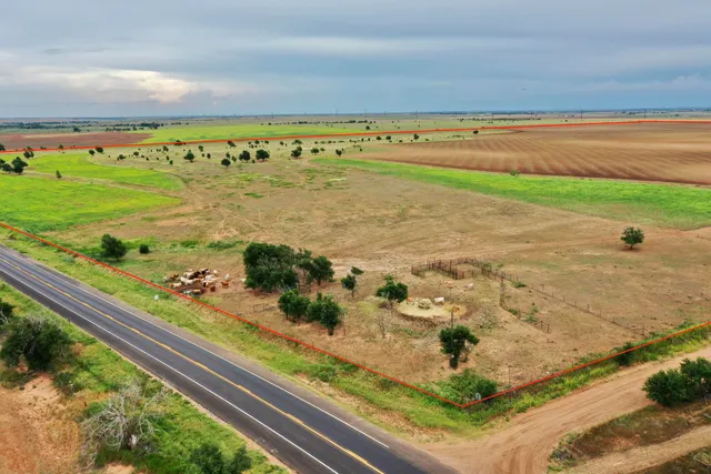 a view of a tennis court