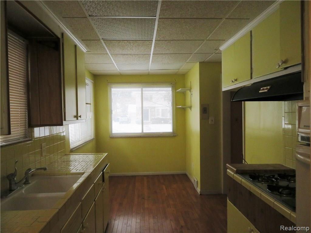 17188 Huntington Road Detroit, MI 48219 - Photo 2 of 20