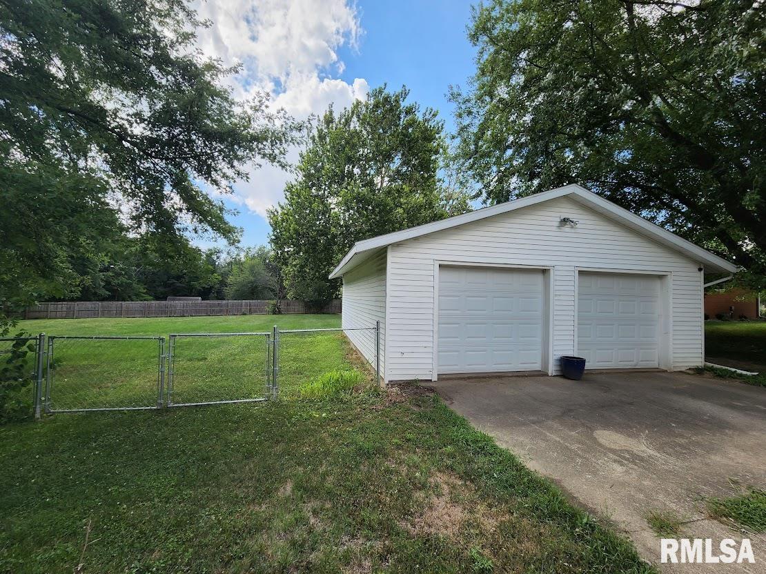 1800 Bloomington Road East Peoria, IL 61611 - Photo 3 of 67