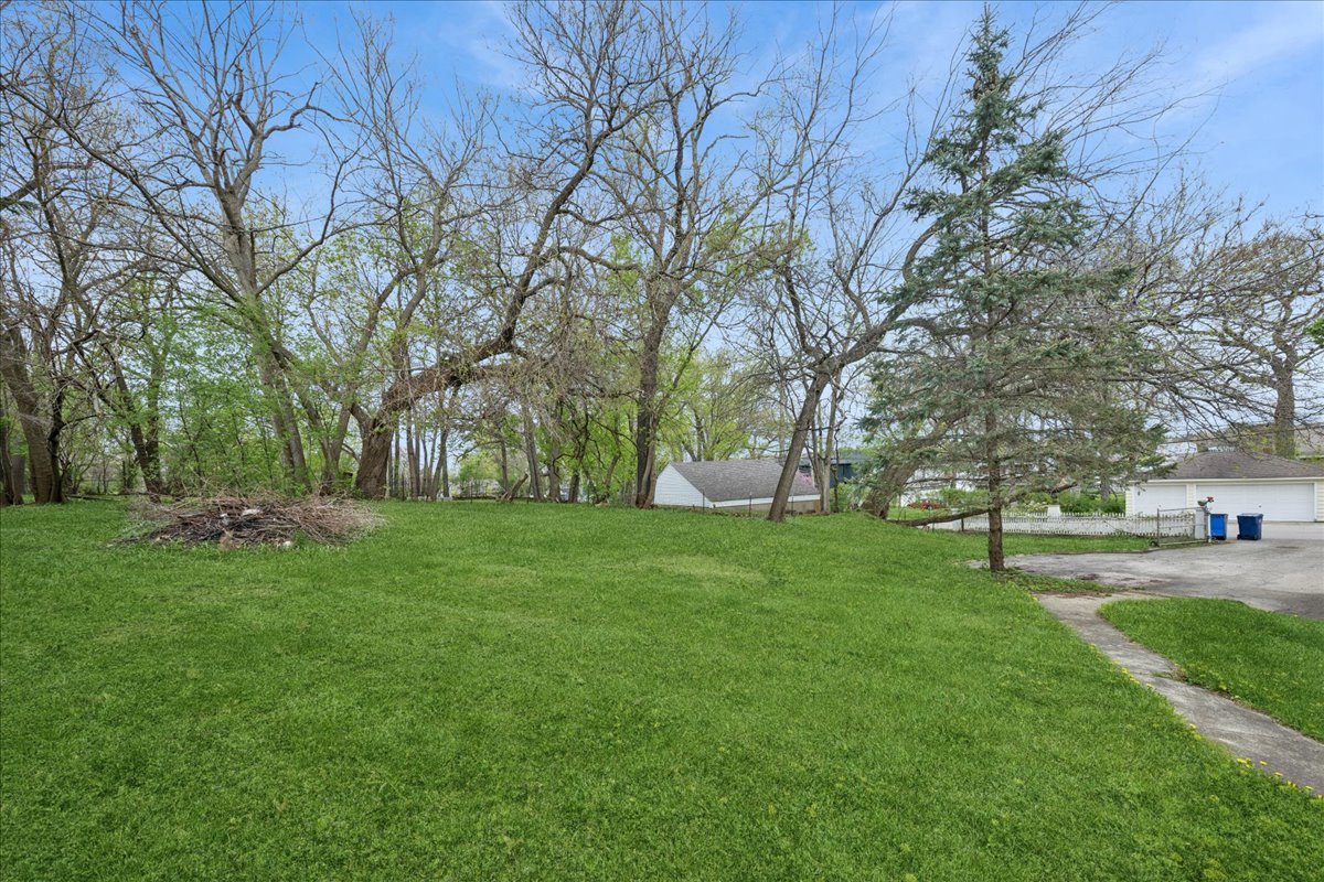 709 Regner Road McHenry, IL 60051 - Photo 4 of 22