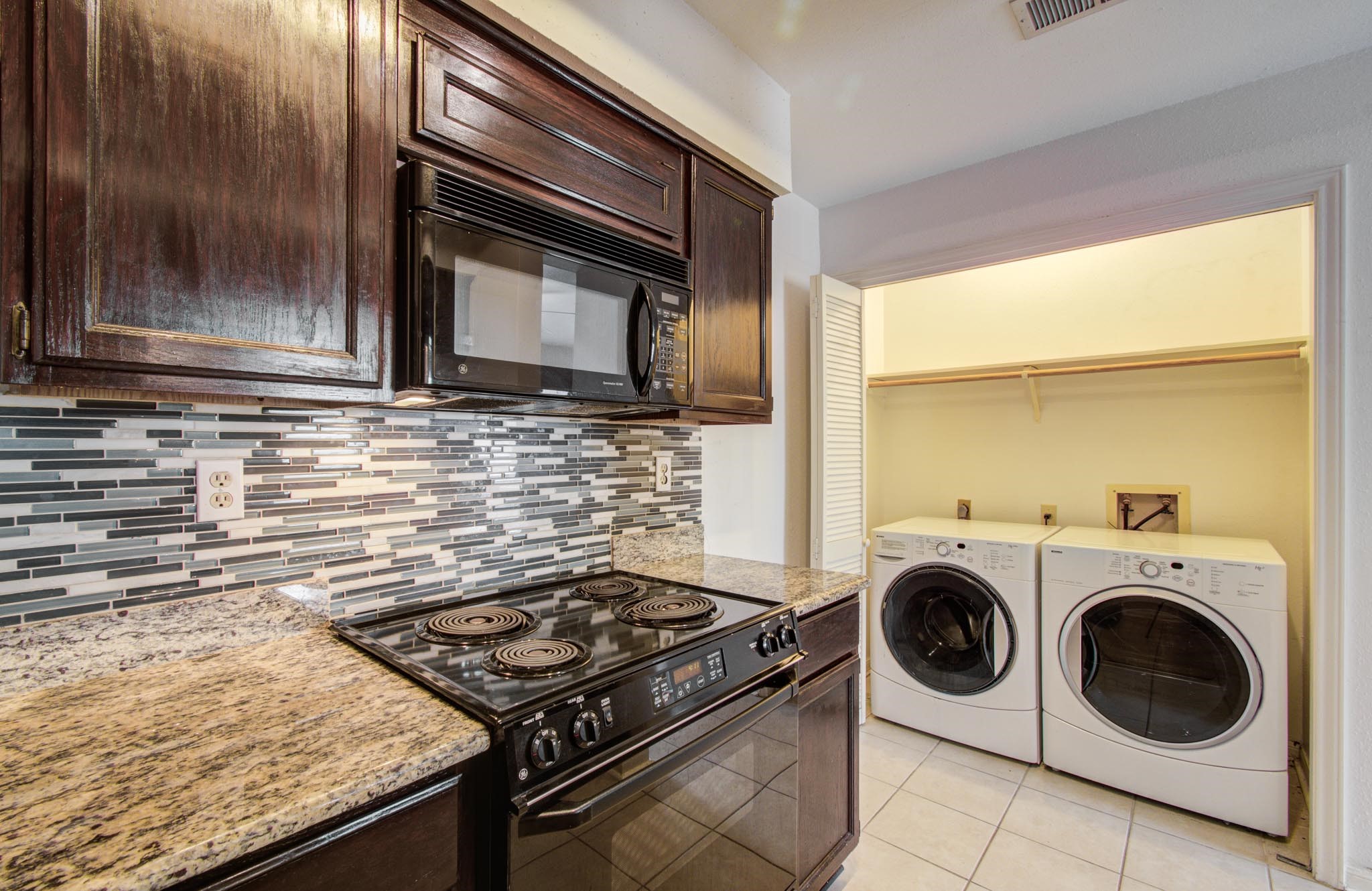 8299 Cambridge Street, Unit 1706 Houston, TX 77054 - Photo 13 of 26 a kitchen with a stove and a microwave