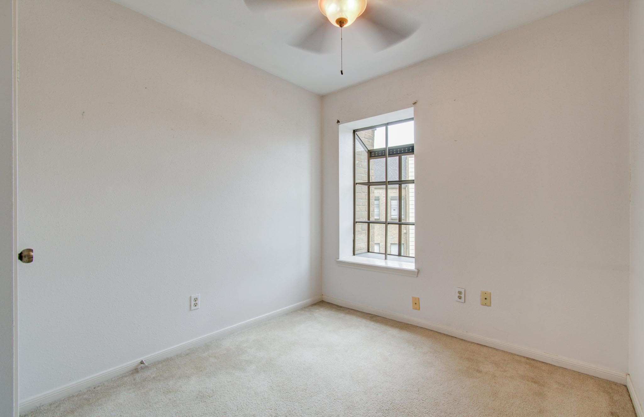 8299 Cambridge Street, Unit 1706 Houston, TX 77054 - Photo 15 of 26 an empty room with a window