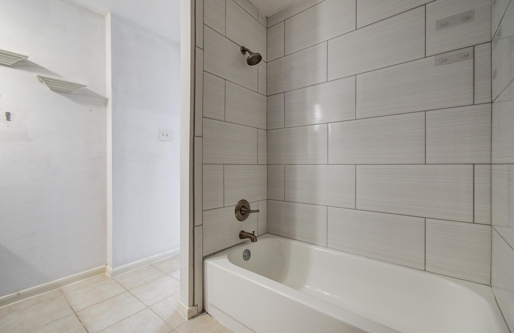 8299 Cambridge Street, Unit 1706 Houston, TX 77054 - Photo 21 of 26 a bathroom with a bathtub