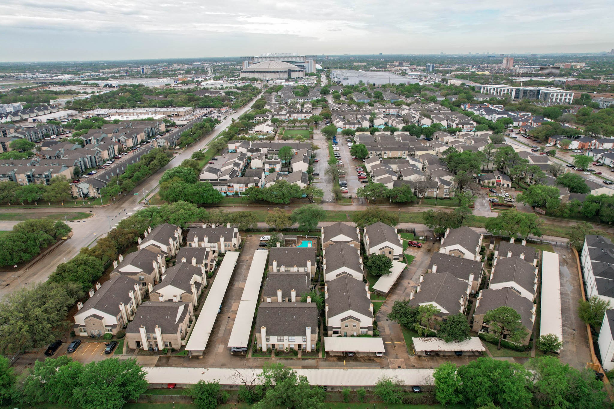 8299 Cambridge Street, Unit 1706 Houston, TX 77054 - Photo 23 of 26 an aerial view of residential building and lake