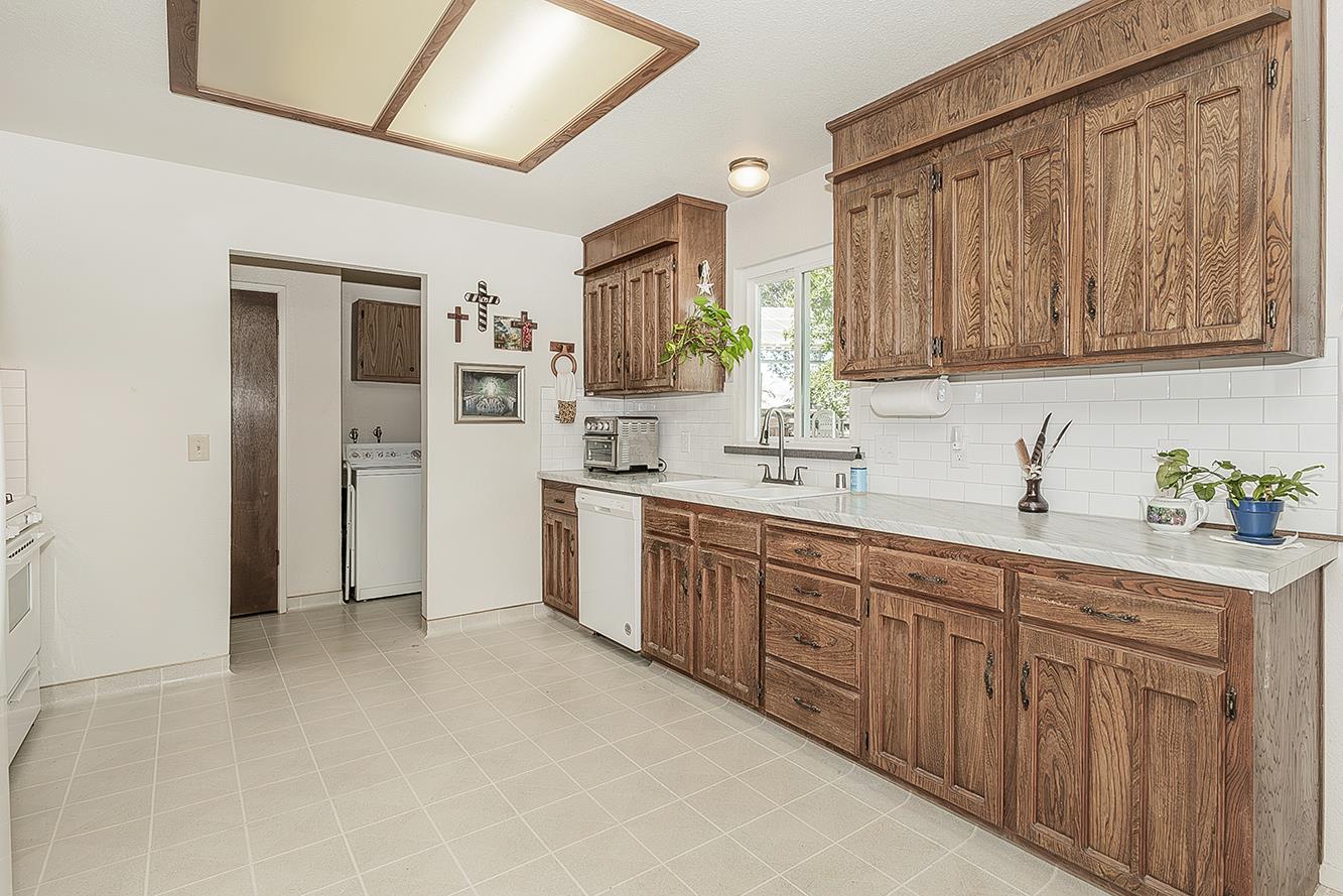 22085 Watts Valley Road Sanger, CA 93657 - Photo 13 of 98