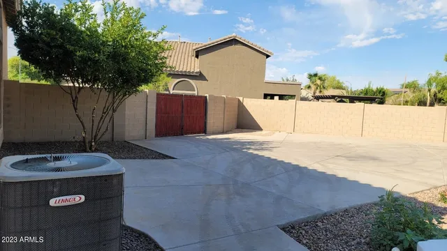 an outdoor view of house