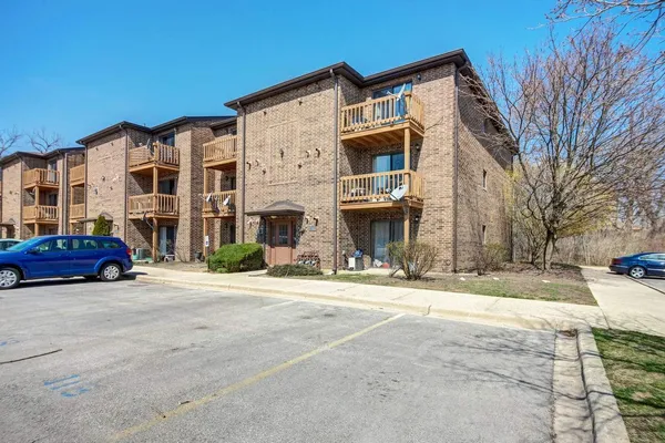 $2,000 | 2260 Abbeywood Drive, Unit F, Lisle, IL 60532