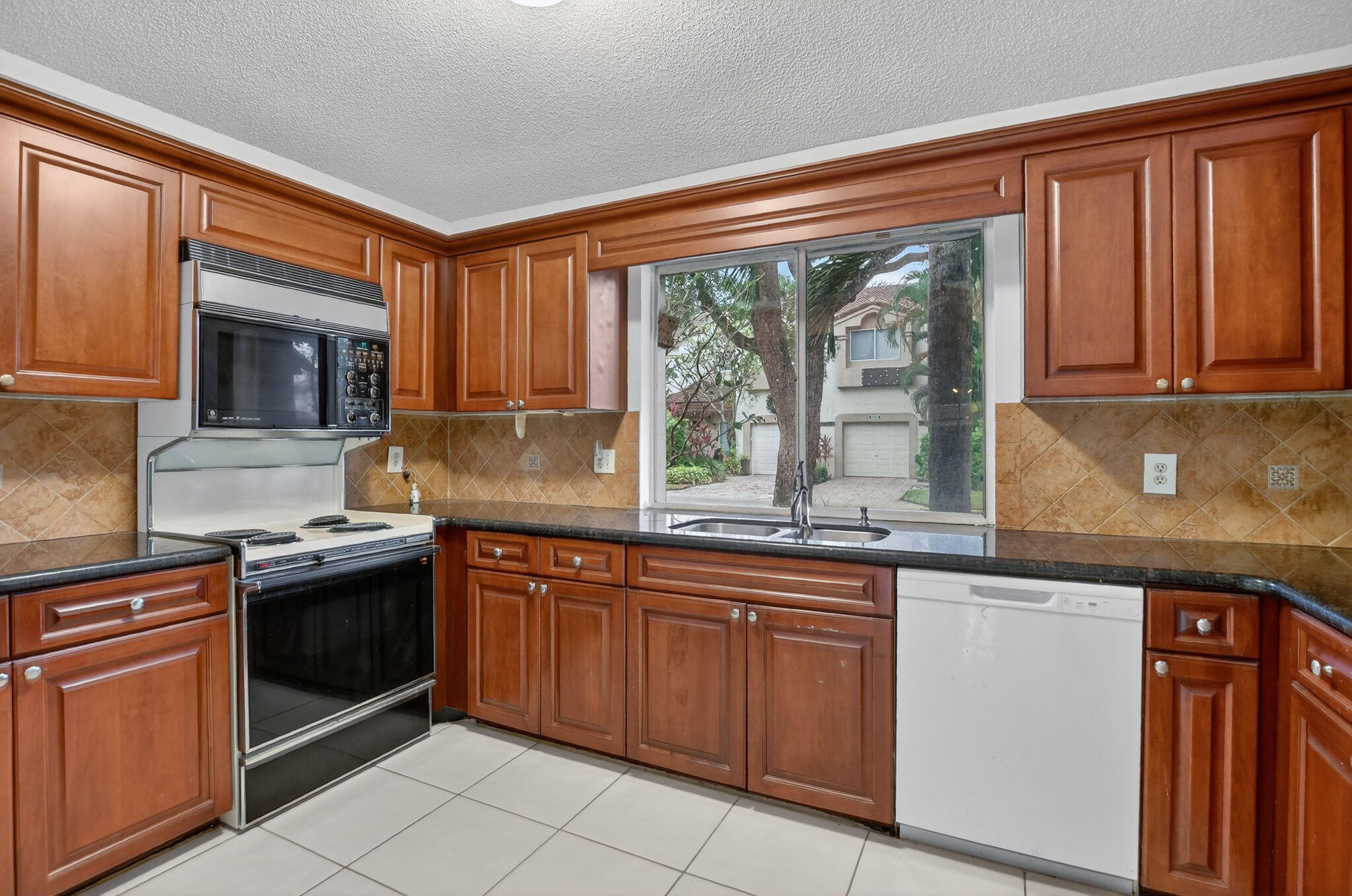 6780 Via Regina Boca Raton, FL 33433 - Photo 13 of 29 Blank Canvas!
