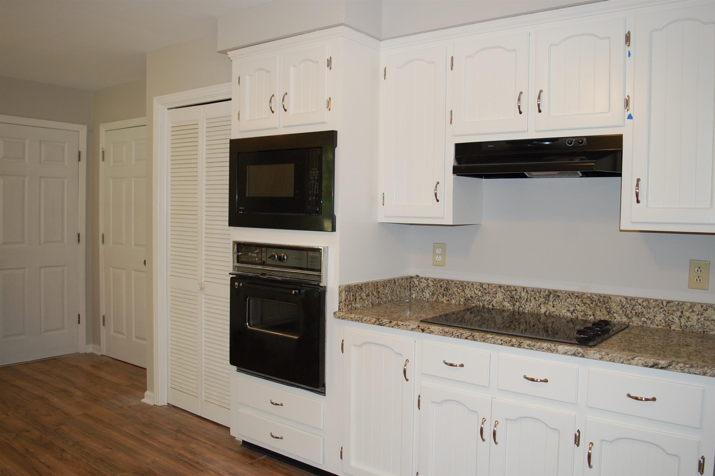 247 Rossview Road Clarksville, TN 37043 - Photo 7 of 23 Built In Oven & Microwave Along With Cooktop Stove!