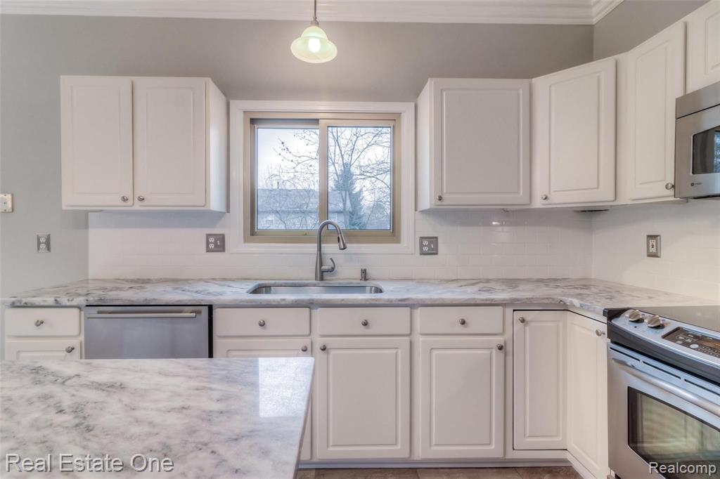 2703 Oak View Court Rochester Hills, MI 48307 - Photo 7 of 53