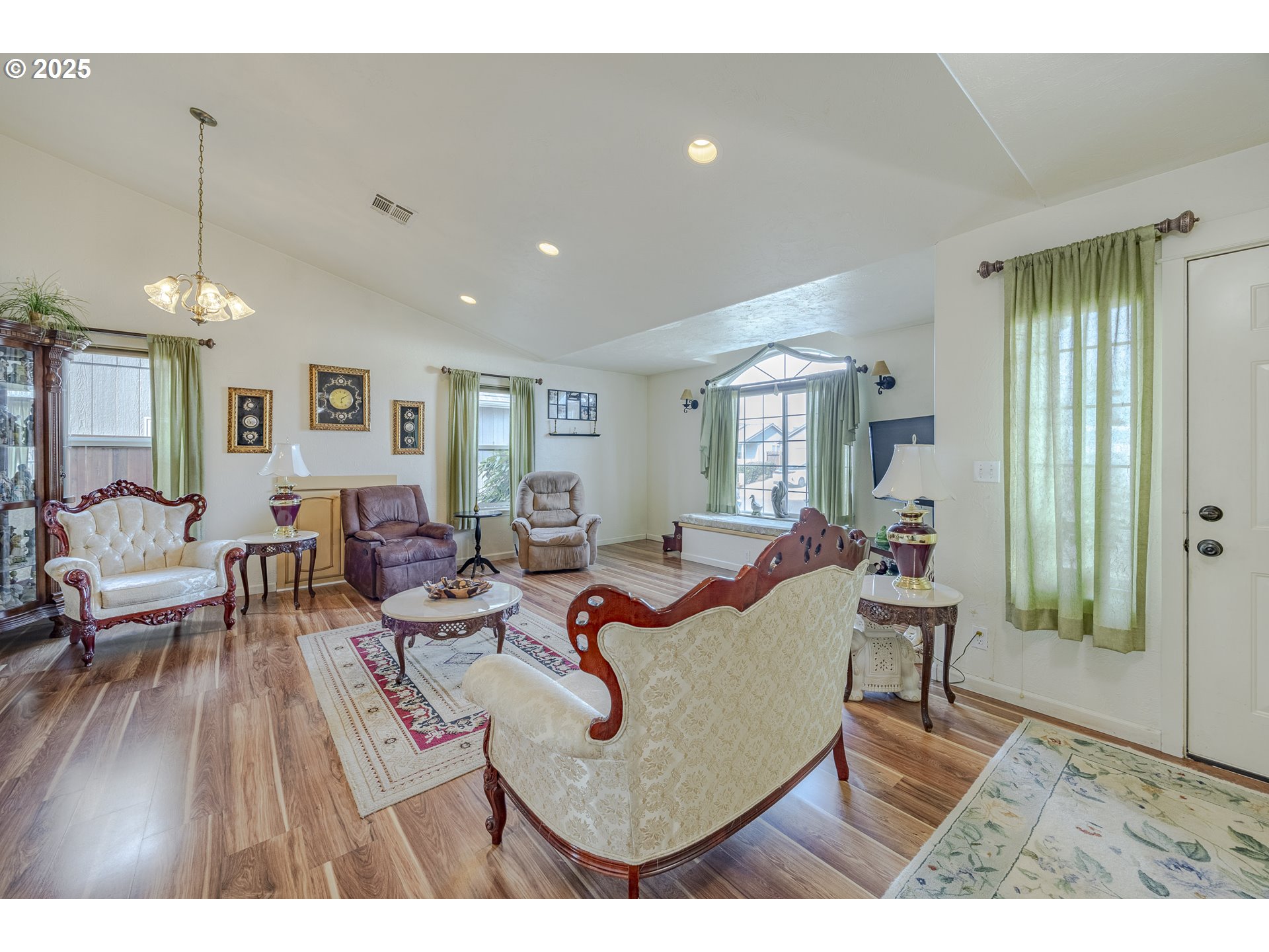 6587 Aaron Lane Springfield, OR 97478 - Photo 5 of 34
