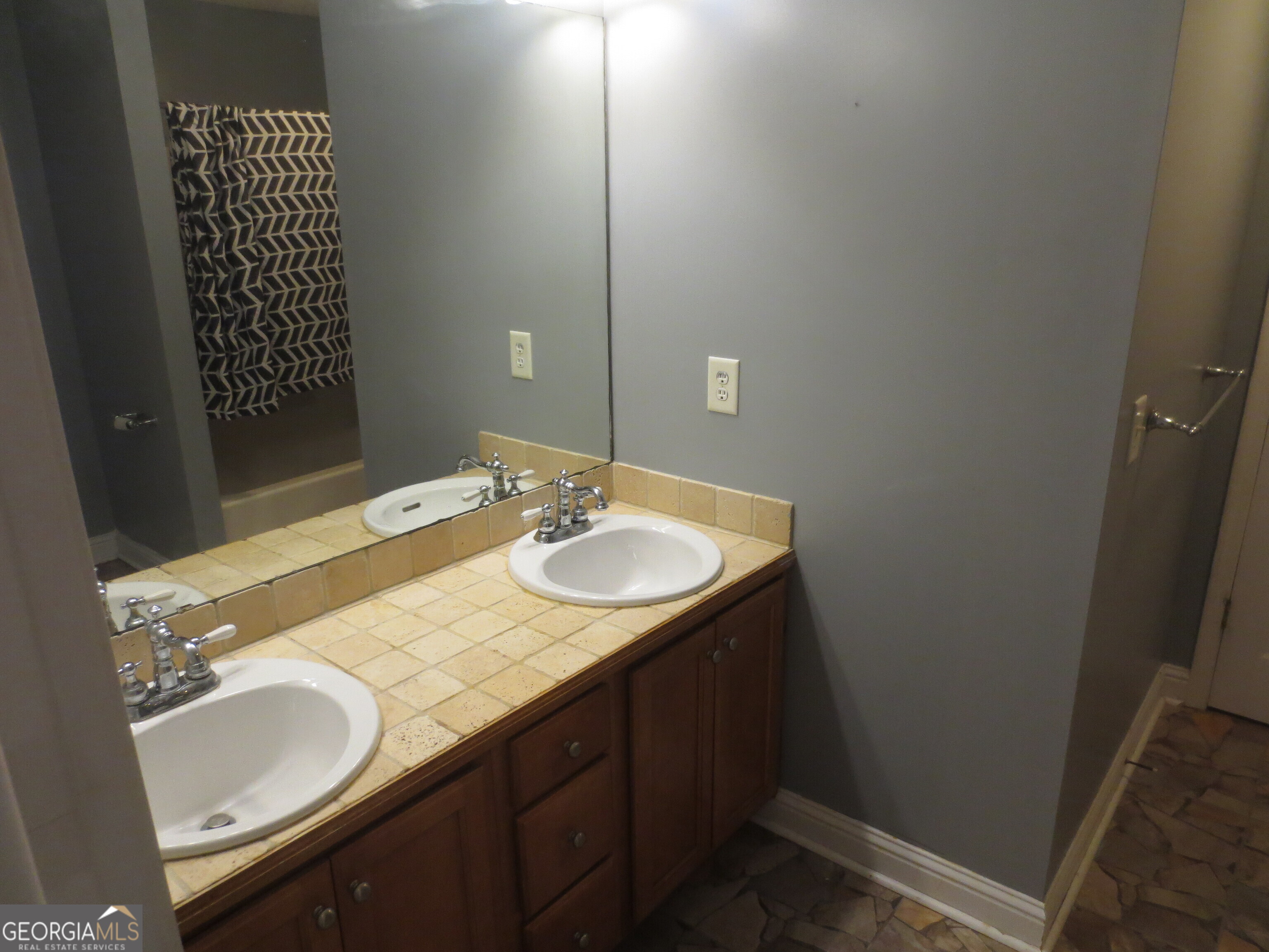 184 Giles Road Warner Robins, GA 31093 - Photo 20 of 31 a bathroom with a sink and a mirror