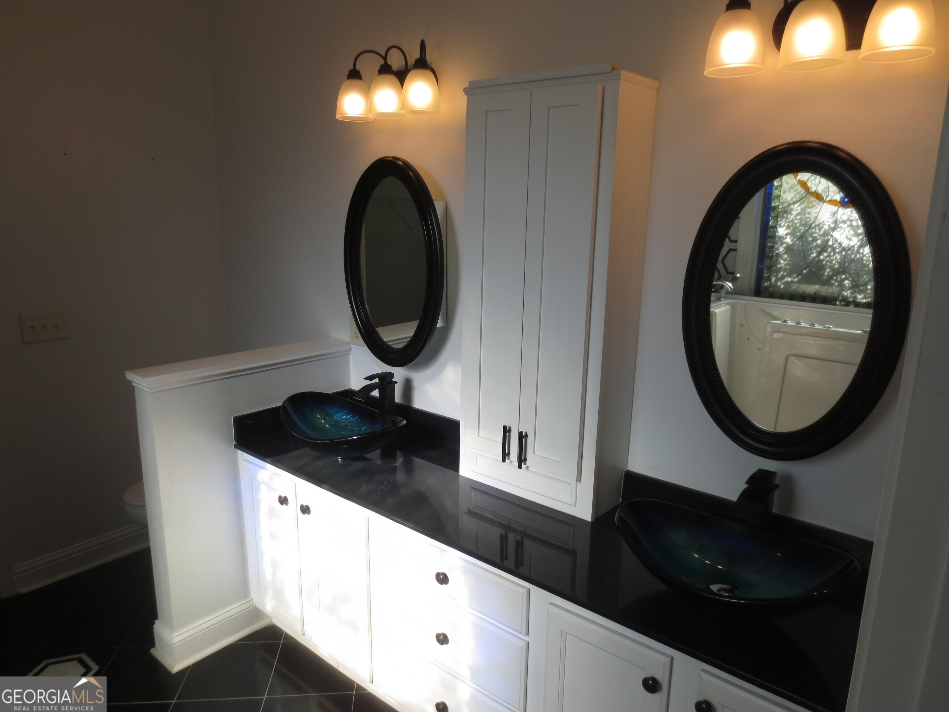 184 Giles Road Warner Robins, GA 31093 - Photo 7 of 31 a kitchen with a sink and a mirror
