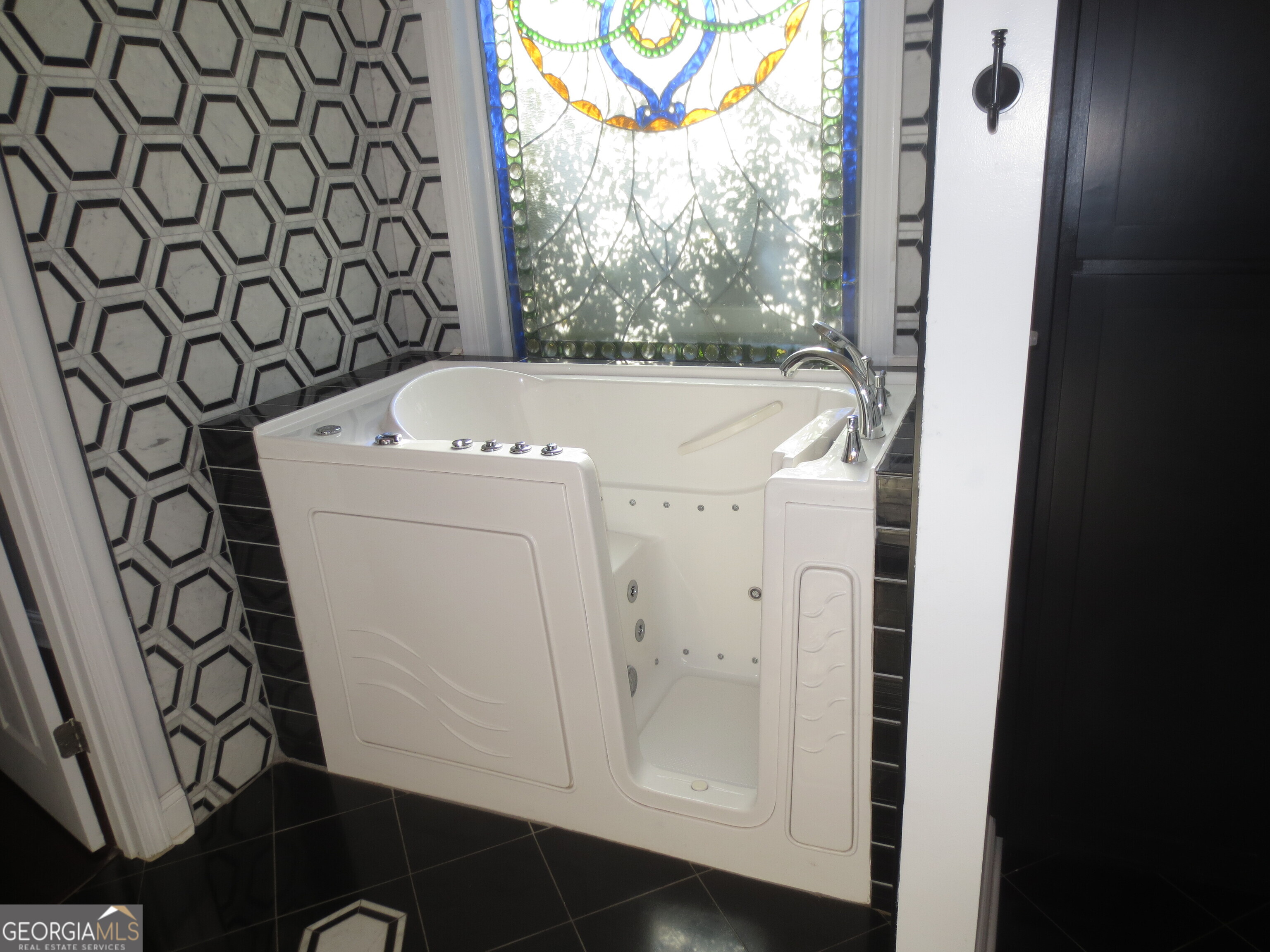 184 Giles Road Warner Robins, GA 31093 - Photo 9 of 31 a view of a bathroom with a sink and a mirror