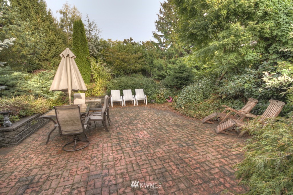 509 Bayside Road Bellingham, WA 98225 - Photo 16 of 17 a view of a outdoor space with a table and chairs