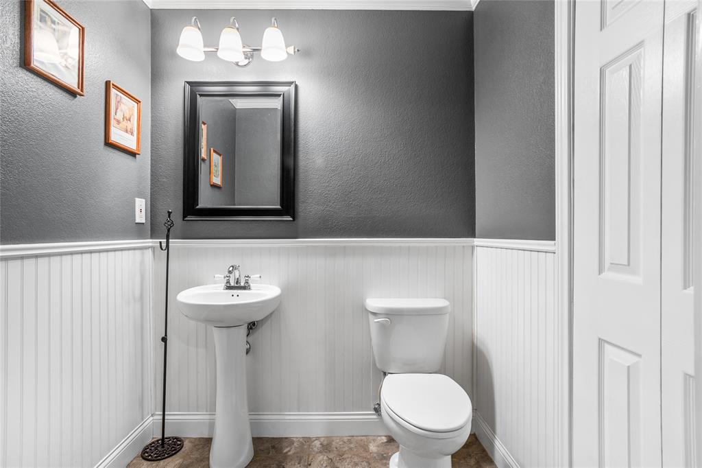 1825 North Highland Avenue Sherman, TX 75092 - Photo 18 of 38 a bathroom with a toilet a sink and mirror