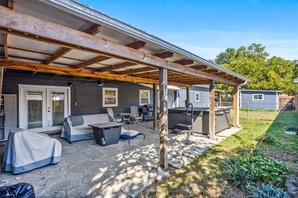 1825 North Highland Avenue Sherman, TX 75092 - Photo 20 of 38 a living room with furniture