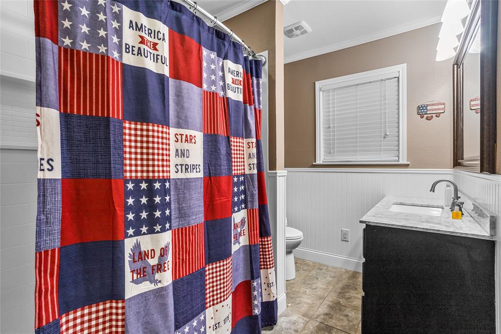 1825 North Highland Avenue Sherman, TX 75092 - Photo 25 of 38 a bathroom with a sink and a mirror