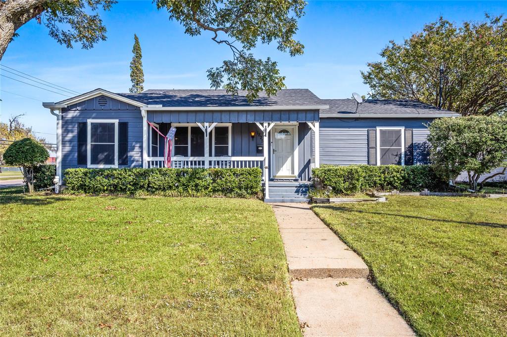 1825 North Highland Avenue Sherman, TX 75092 - Photo 4 of 38 a front view of house with yard and green space