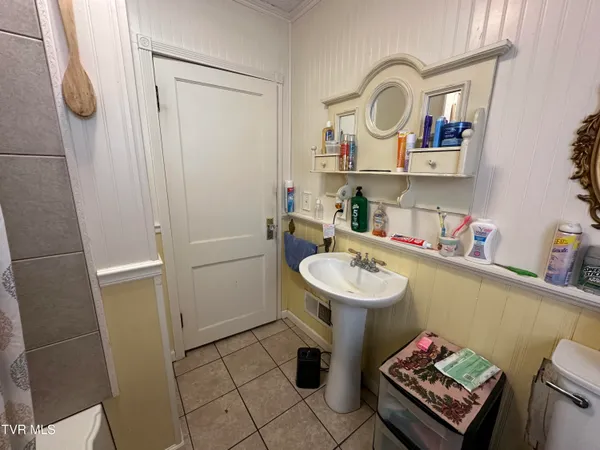 $90,000 | 229 Burnette Street, Richlands, VA 24641