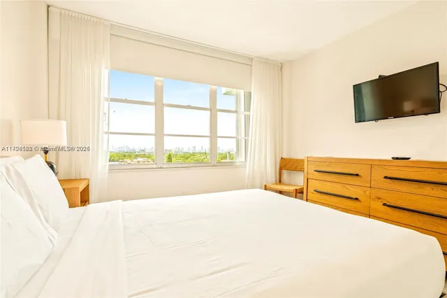 $5,500 | 5161 Collins Avenue, Unit 1006, Miami Beach, FL 33140