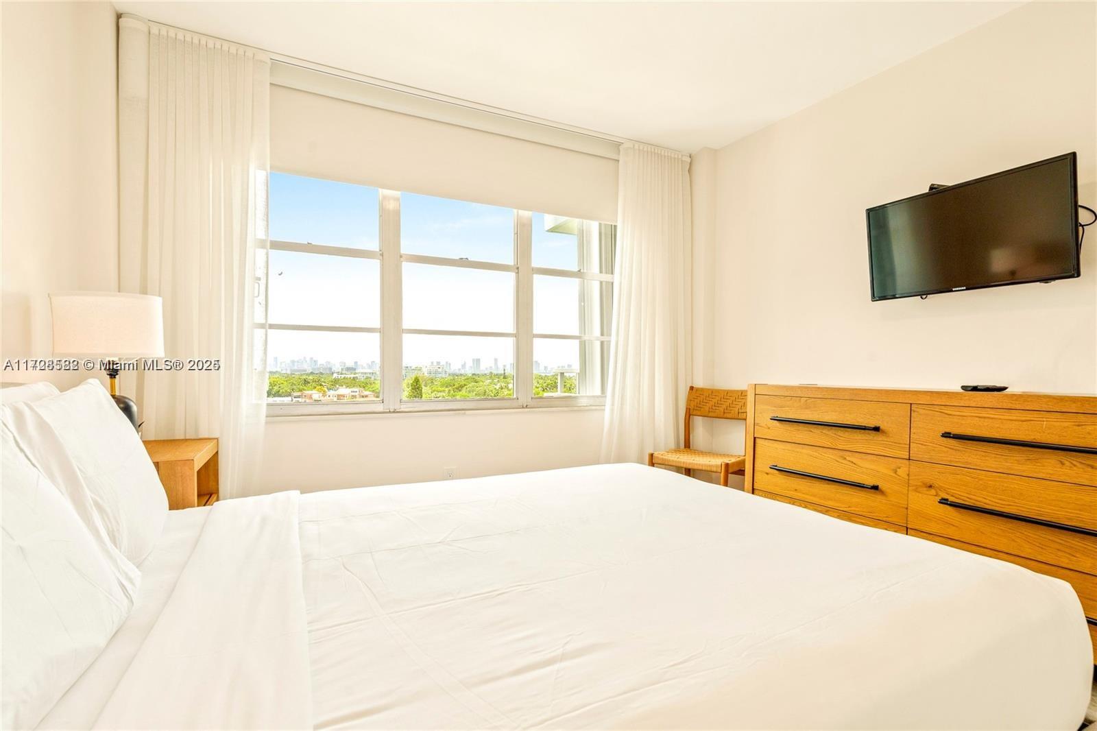 5161 Collins Avenue, Unit 1006 Miami Beach, FL 33140 - Photo 13 of 37